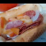 é só um quarto com cama e guarda roupa e rede extra