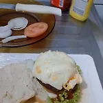 é só um quarto com cama e guarda roupa e rede extra