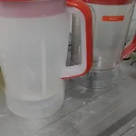 é só um quarto com cama e guarda roupa e rede extra